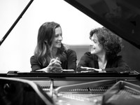 Susana García y Mentxu Pierrugues.  Tres más tres, concierto para dos pianos