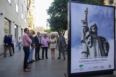 El alcalde destaca la importancia de la exposición urbana de Coullaut-Valera en la Avenida de la Constitución para divulgar la obra del escultor e ilustrador