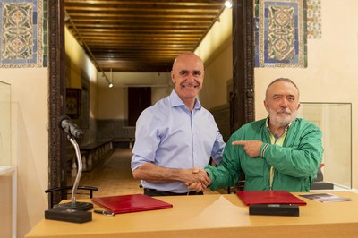 El alcalde firma un convenio con la Fundación Olontia para la cesión de más de 350 obras de la colección de Pablo Sycet a la ciudad de Sevilla con artistas como Atín Aya, Pérez Villalta, Carlos Pérez Siquier, Ricardo Cadenas, Pablo Picasso, Salvador Dalí o Joan Miró