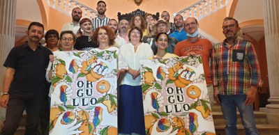 El Ayuntamiento presenta el cartel del Orgullo 2022 de Ana Jarén en el que combina diversidad y tradición a partir de elementos sevillanos