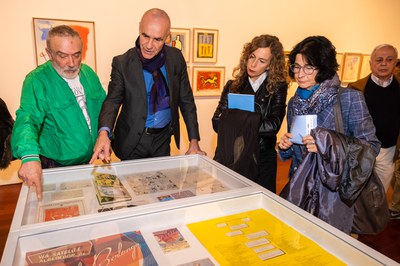 El Espacio Santa Clara recupera el legado de Carlos Berlanga, icono de la cultura pop de los 80 y 90, en la exposición ‘El eterno retorno’