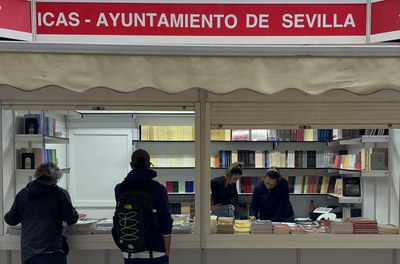 El Servicio de Publicaciones cede fotografías para “La Plaza de los libros”, la exposición que recorre la historia de la Feria del Libro Antiguo y de Ocasión de Sevilla