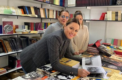 La Delegada de Cultura del Ayuntamiento de Sevilla visitó el expositor del ICAS en la Feria del Libro de Sevilla 2023