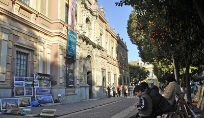 El Ayuntamiento acuerda la reanudación este fin de semana de la muestra de arte  de la Plaza del Museo una vez garantizado el cumplimiento de las medidas de seguridad y accesibilidad