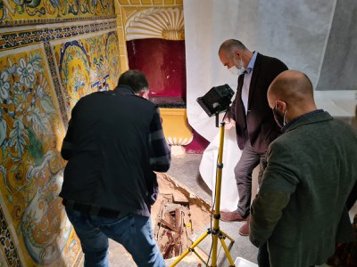 Trabajos arqueológicos en la Capilla del Palacio Gótico del Real Alcázar de Sevilla sacan a la luz un sarcófago con los restos de una niña que podría ser de época medieval